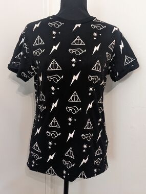 Harry Potter Graphic Tee with Repeating Wizard Icons | Women's Size 6